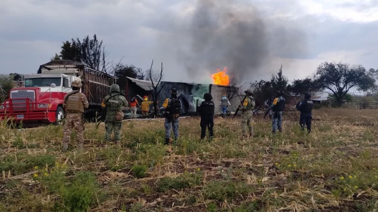 Incendio destapa presunto centro de huachicol en Guanajuato