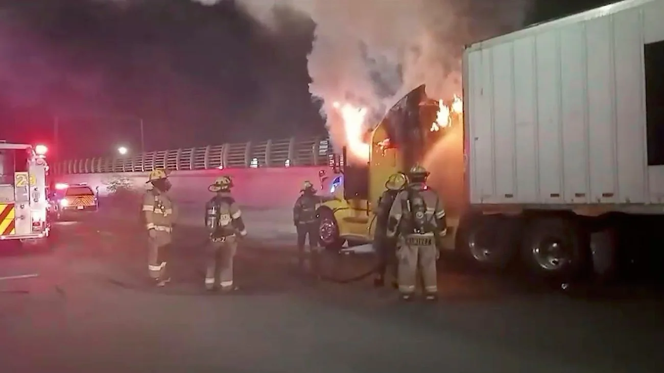 Se incendia cabina de tractocamión en Av. Universidad