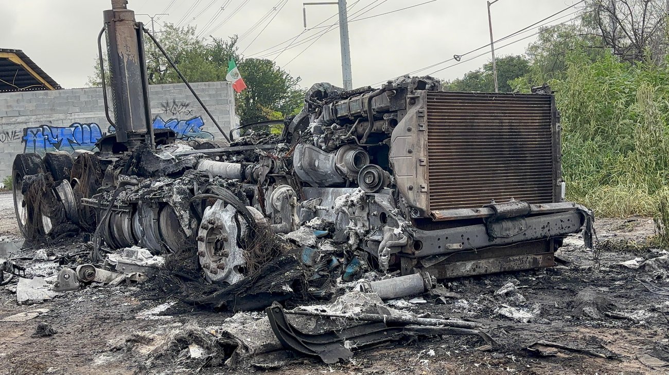 Incendio consume por completo tráiler en Apodaca