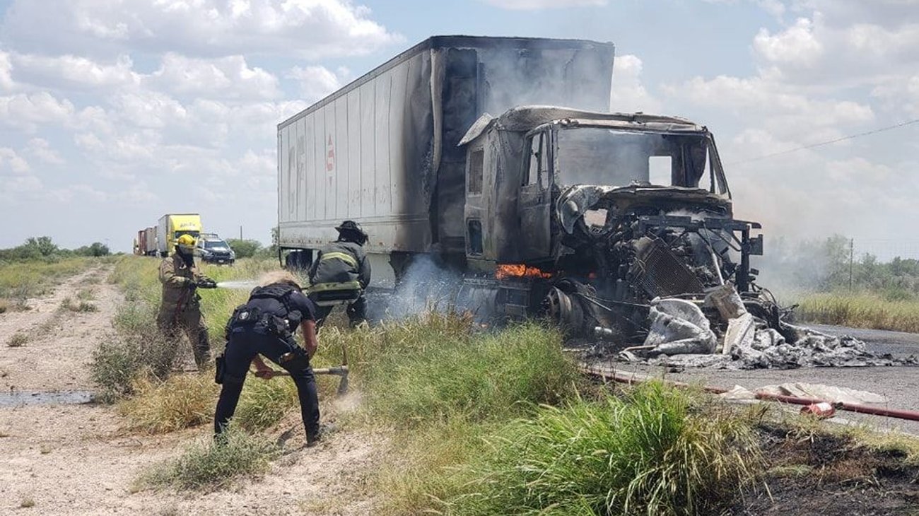 Tráiler se incendia en carretera de Piedras Negras