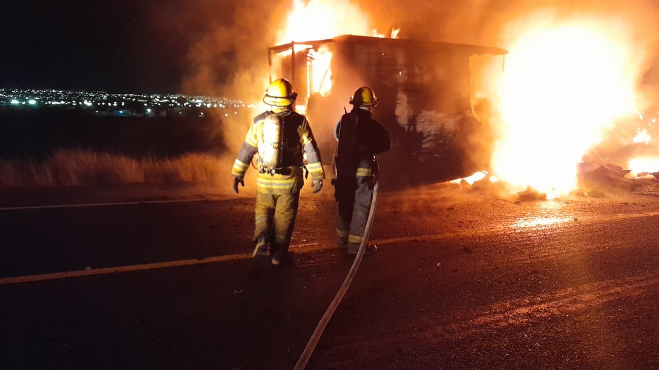 Incendio consume caja de tráiler con carga de limón y piña