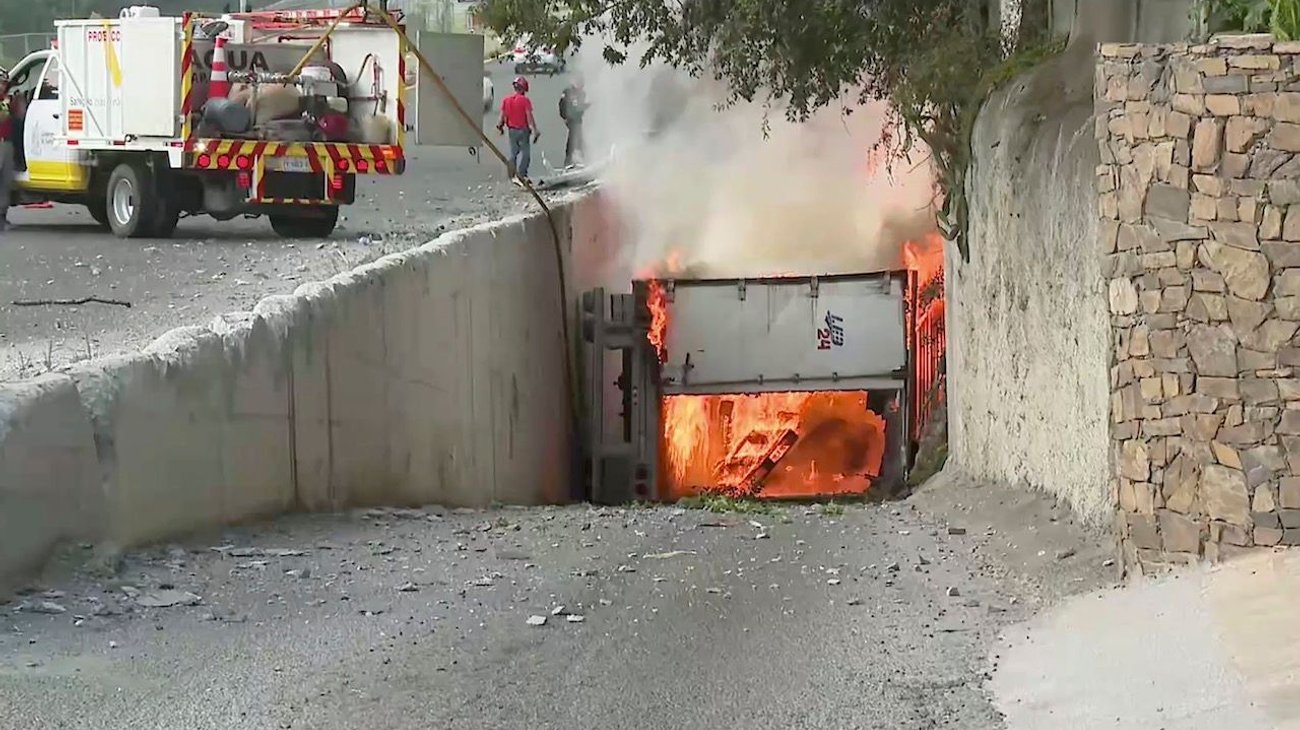 Camión cae a barranco y se incendia en la Carretera Nacional