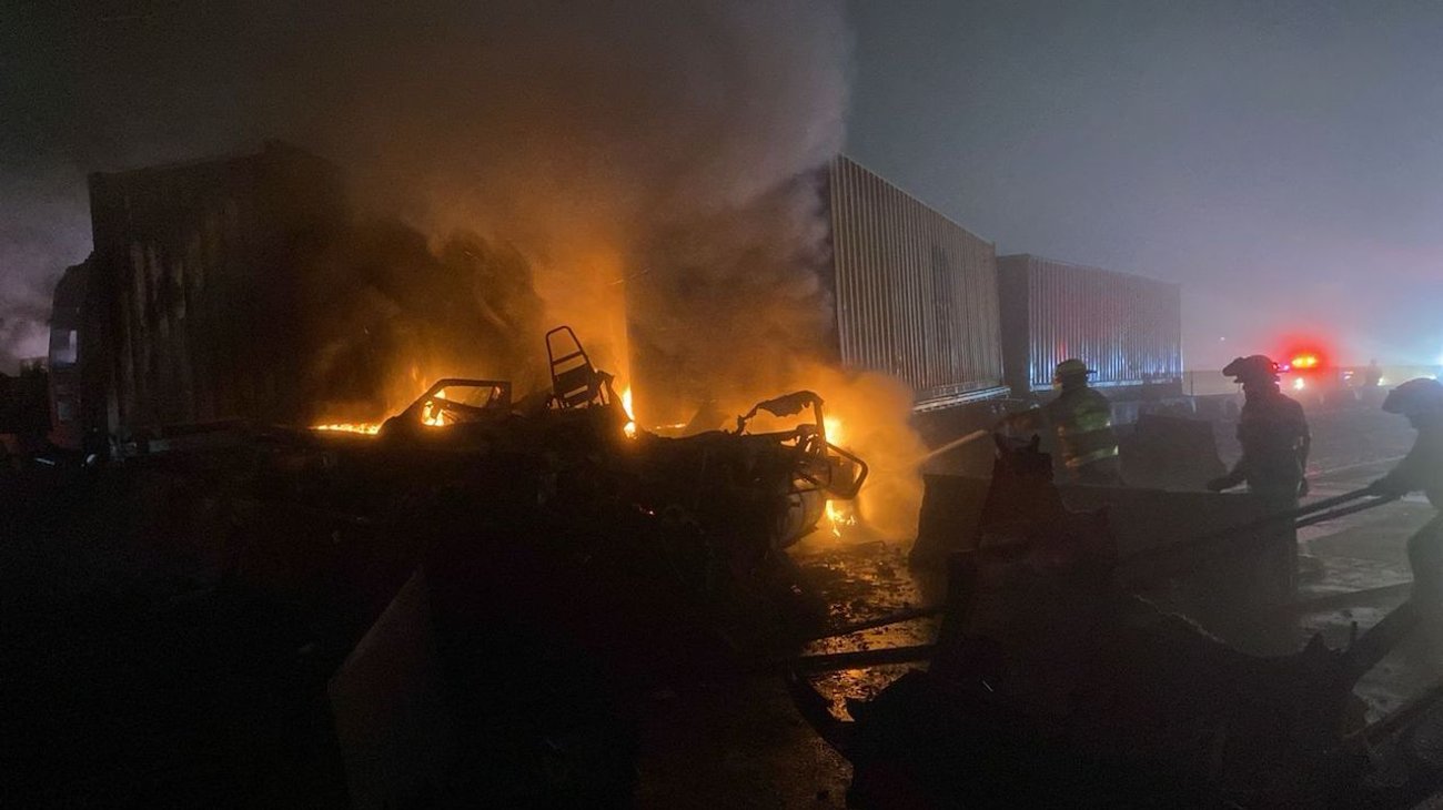 Chocan y se incendian 4 tráileres en la autopista a Saltillo