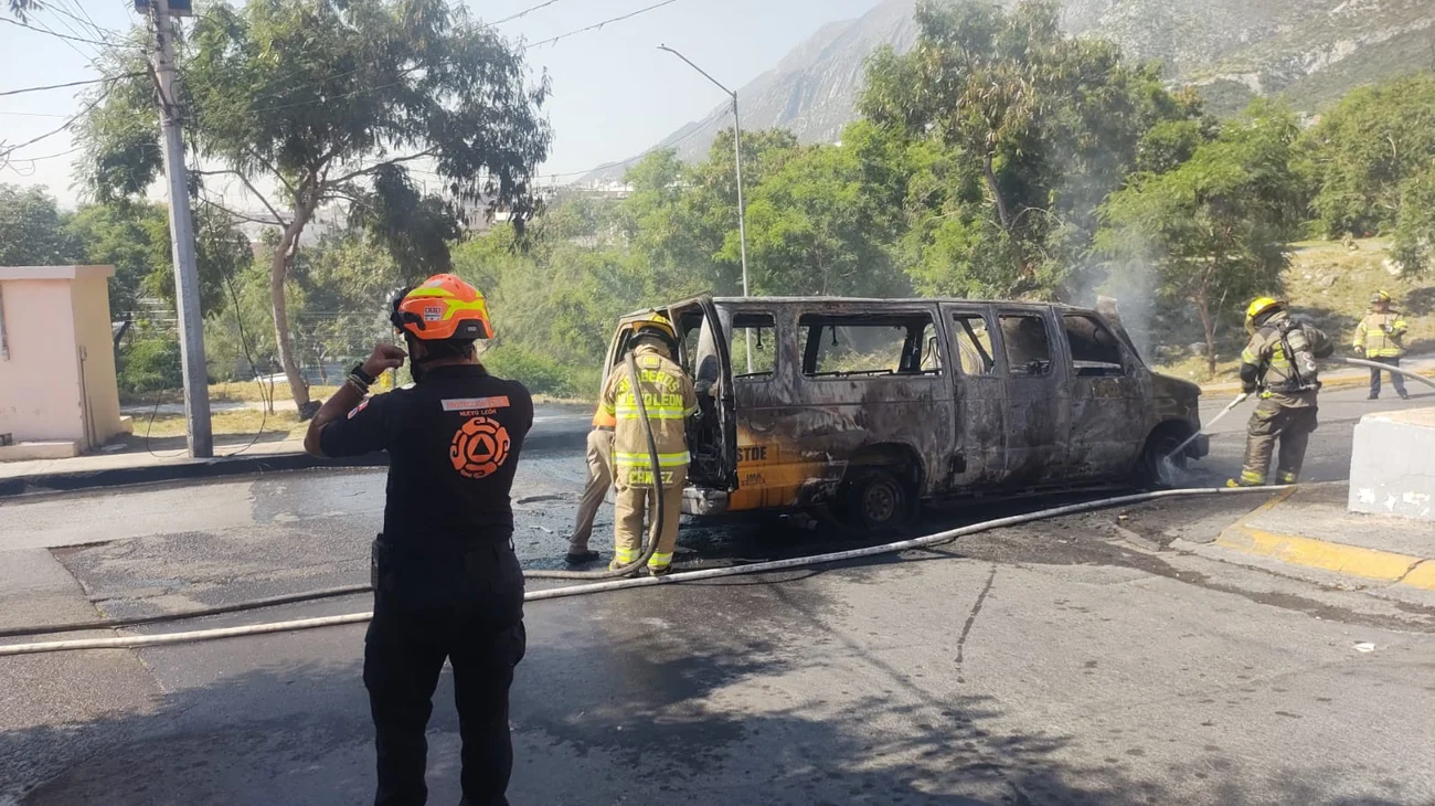 Se incendia transporte escolar en Col. Cerro de las Mitras