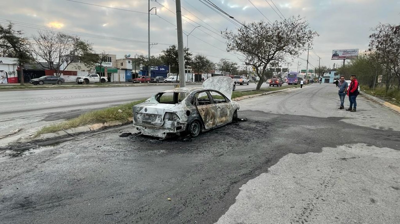 Falla en sistema de luces provoca incendio de auto