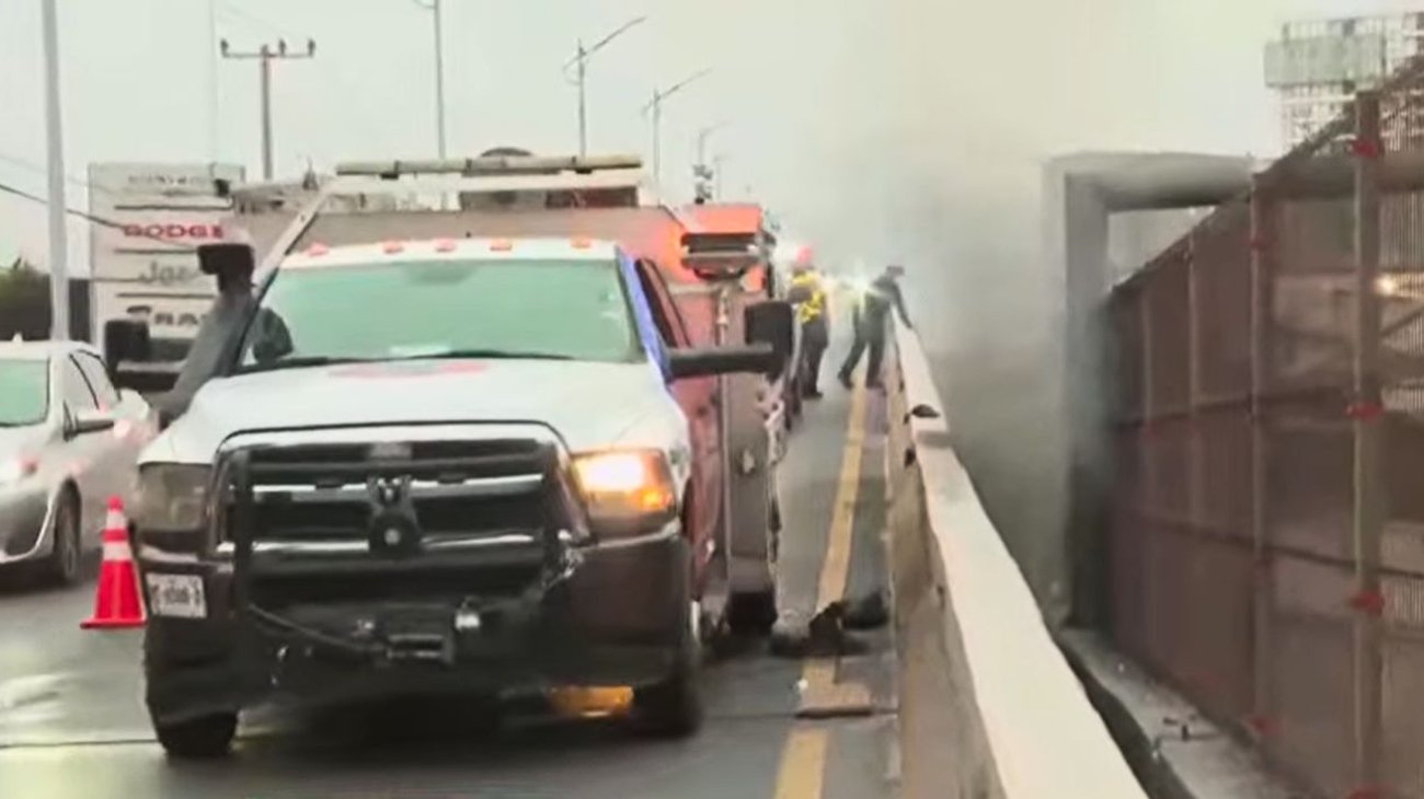 Incendio en lateral del Metro afecta vialidad en Av. Universidad
