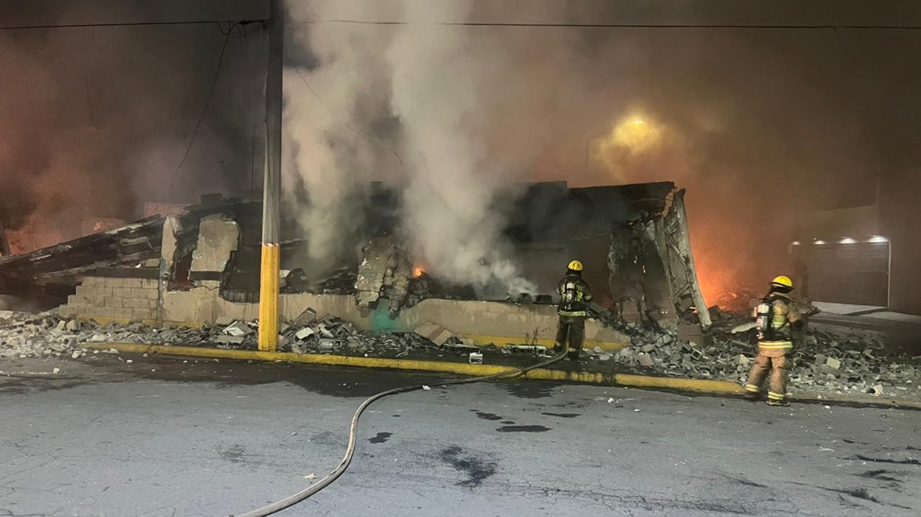 Arde vulcanizadora en Apodaca y evacúan a familias