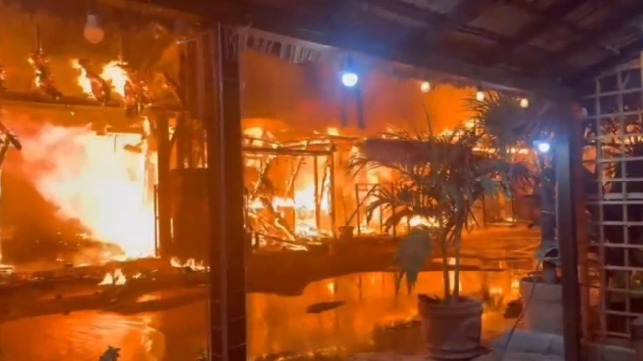 Incendio destruye decenas de cabañas en Punta Zicatela