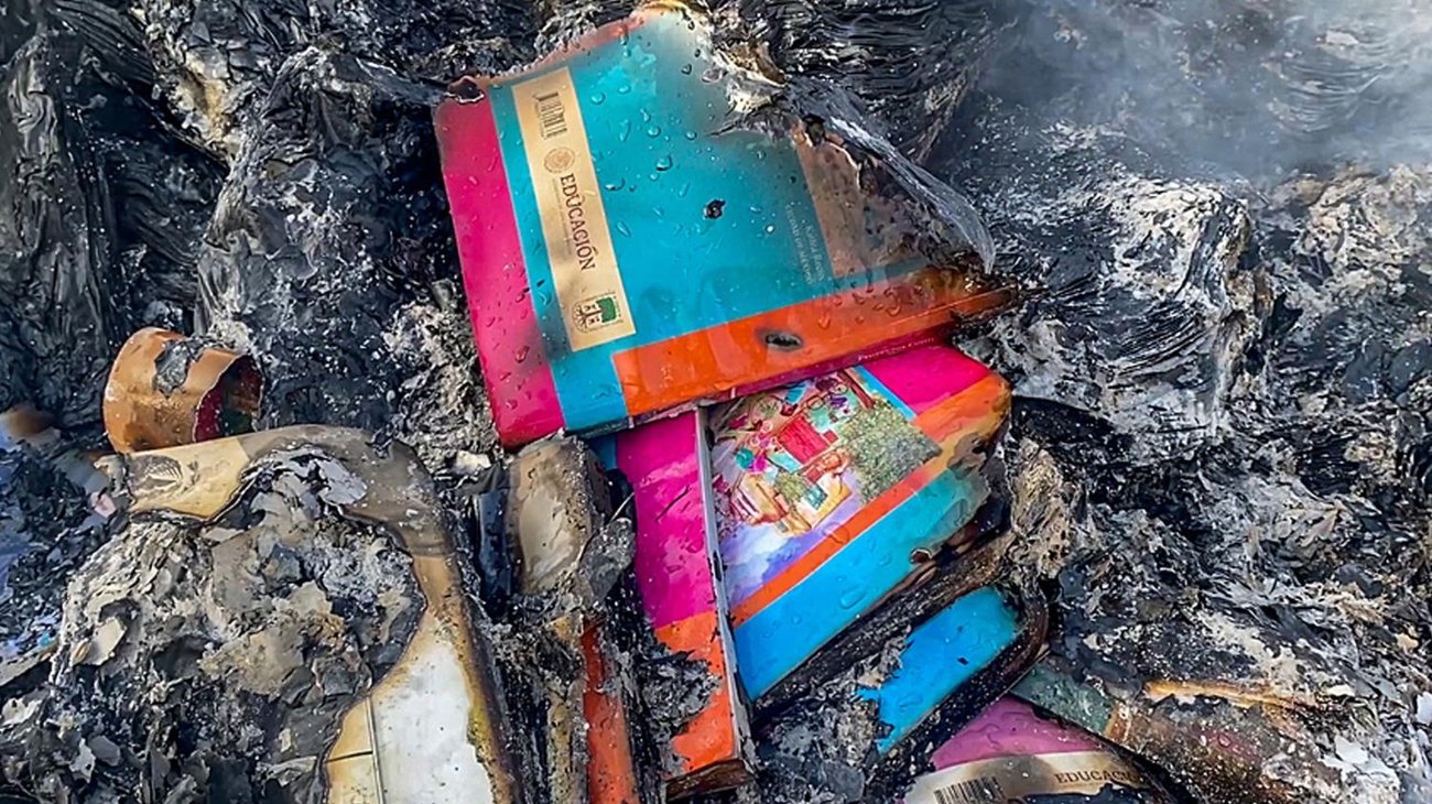 Padres queman libros de la SEP por considerarlos 'no aptos'