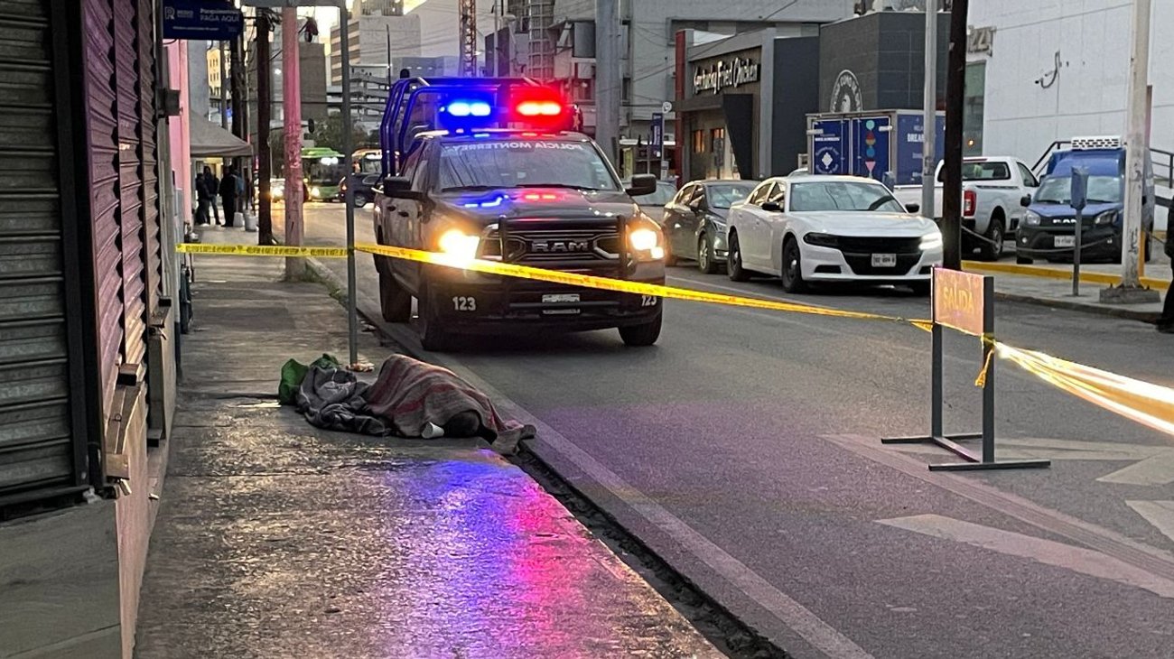 Indagan muerte de hombre en situación de calle en Monterrey