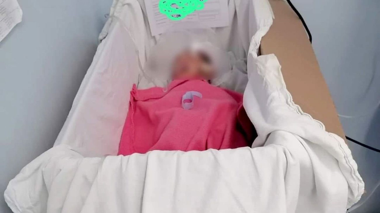 ¿El cunero? Hospital de Oaxaca pone a bebé en caja de cartón