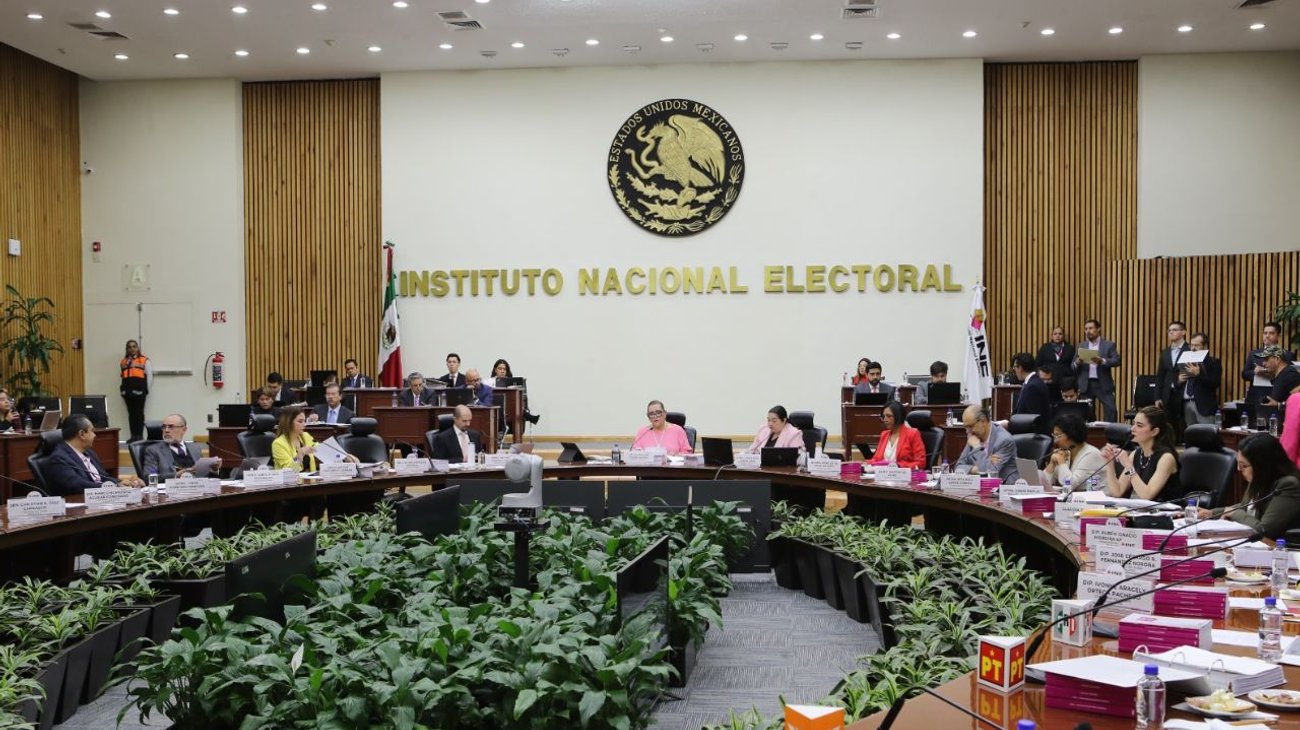 Irregularidades en precampañas: INE multa a partidos 