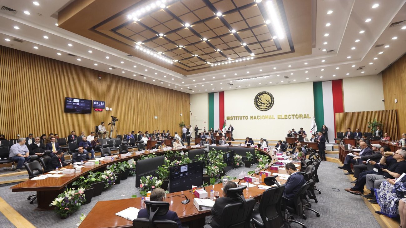 INE multa a Morena y MC por irregularidades en precampañas