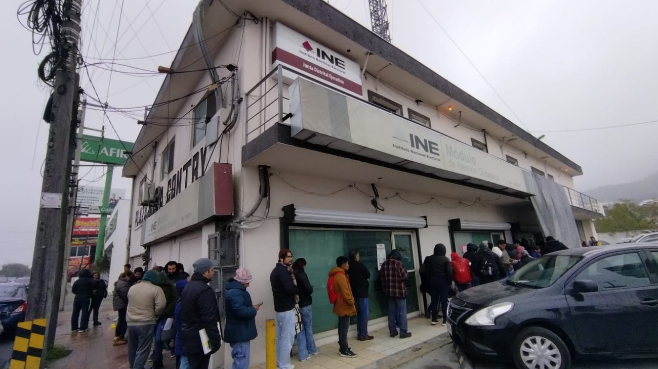 Regios esperan afuera de módulos del INE con frío y llovizna
