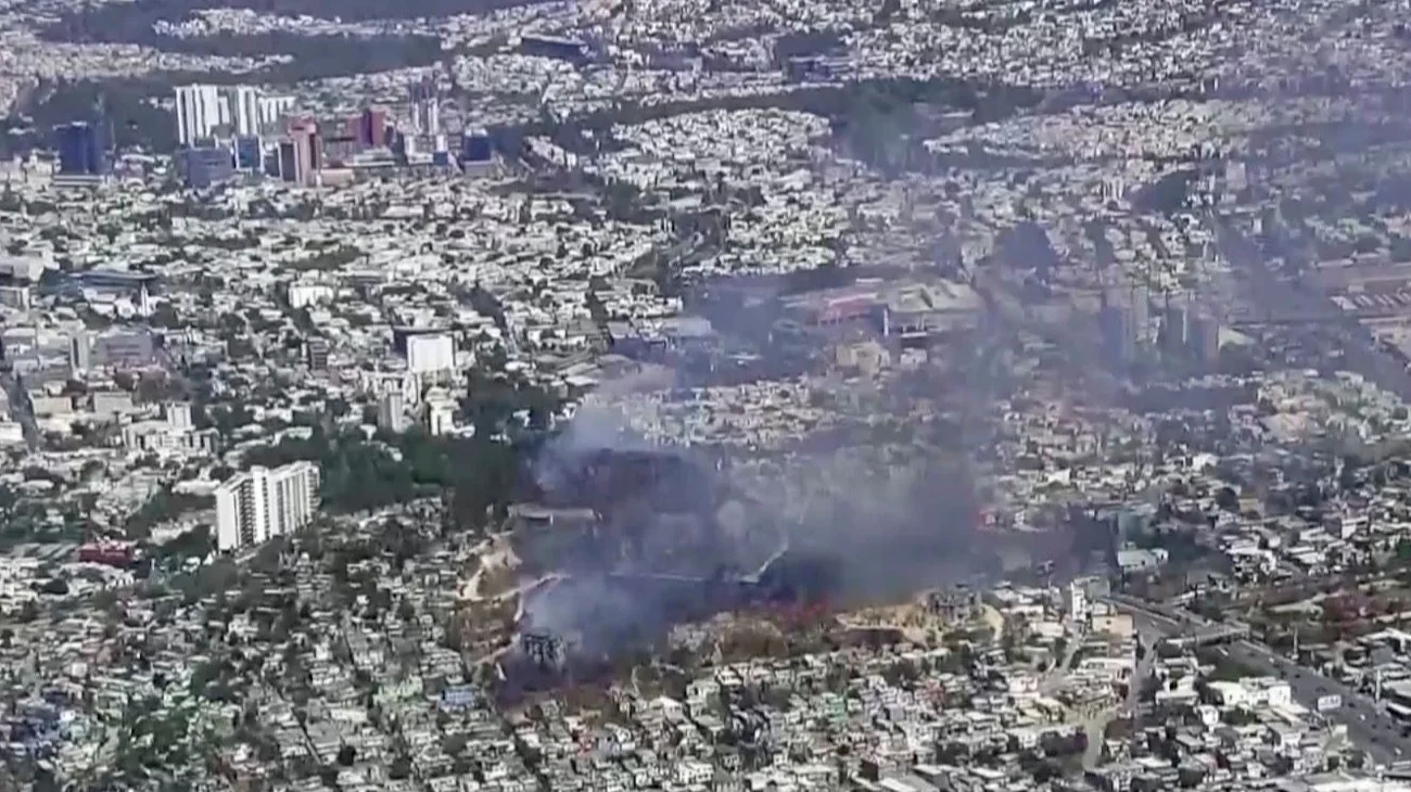 Se registra fuerte incendio en lo alto del Cerro de la Campana