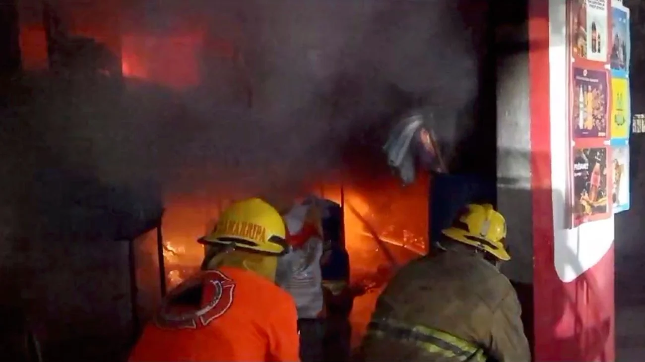 Incendio consume tienda de abarrotes en Juárez