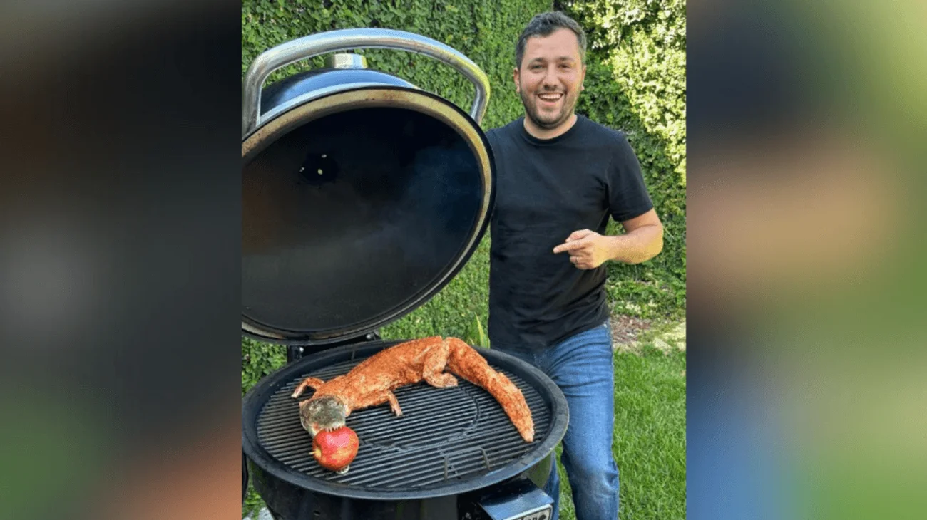 Influencer regio causa polémica por asar cocodrilo