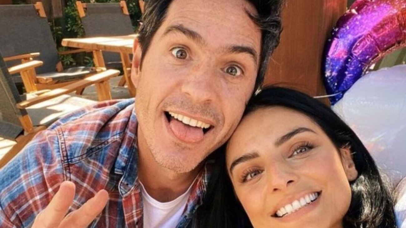 Aislinn Derbez y Mauricio Ochmann pasean de la mano