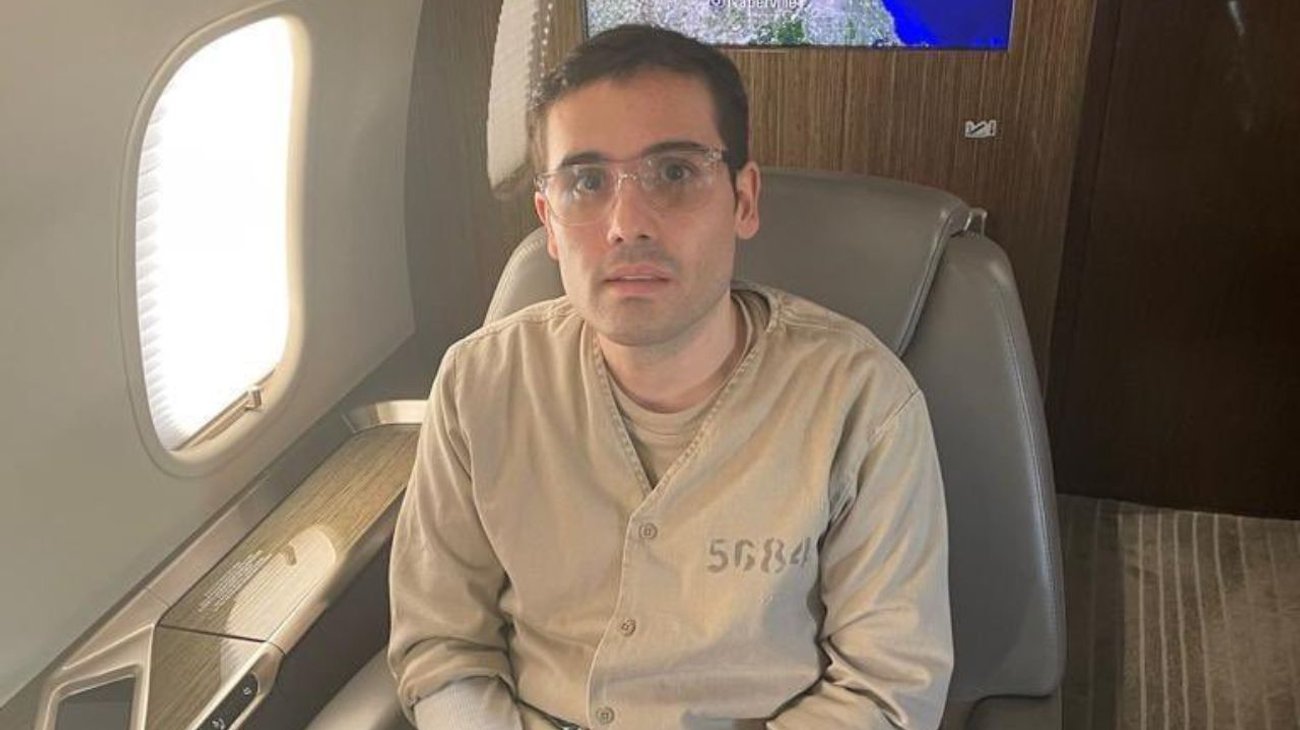 Revelan foto de Ovidio Guzmán al ser extraditado a EUA