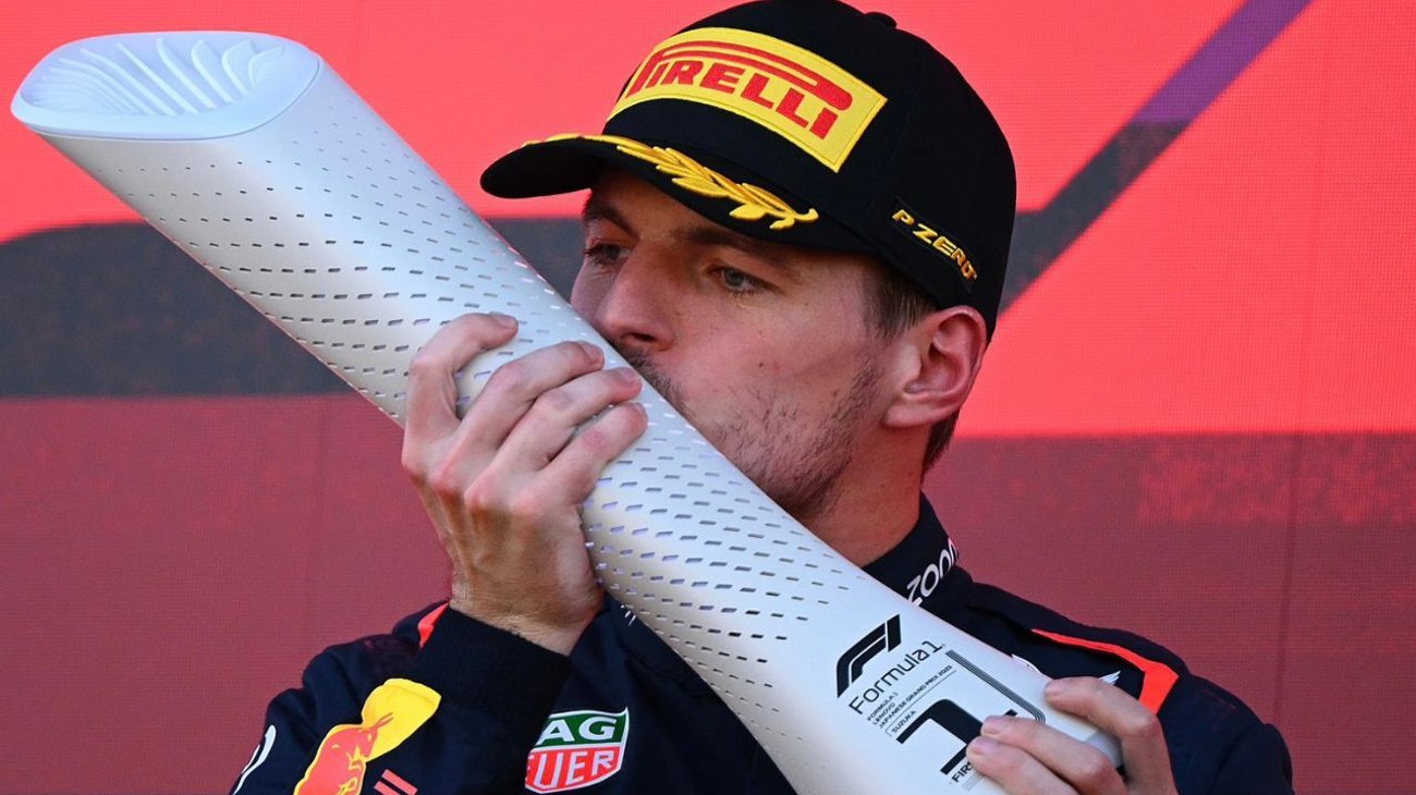 Verstappen gana el GP de Japón; Checo abandona carrera