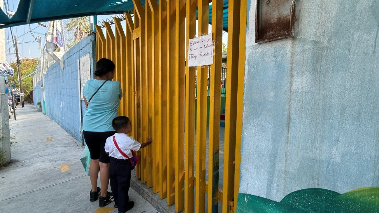 Con sueño, pero pequeñitos inician sus clases de kínder
