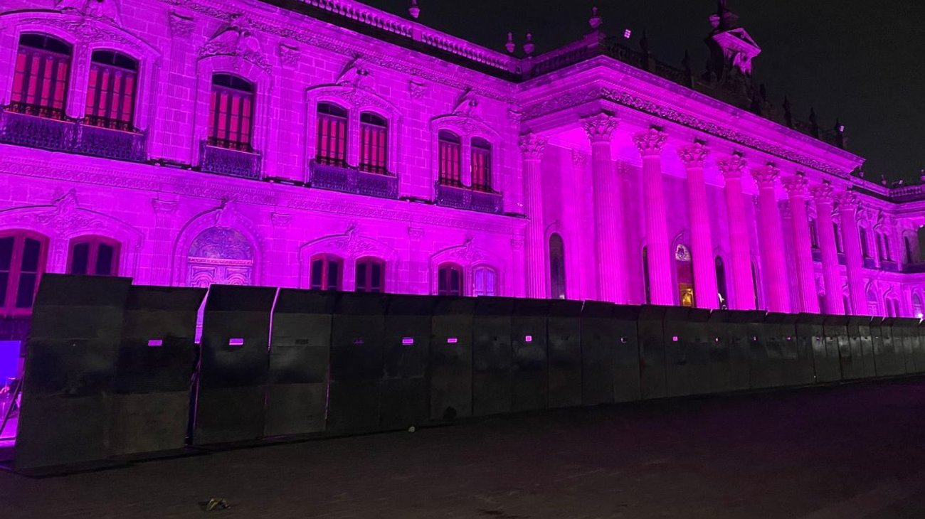 Instalan vallas antimotines en Palacio de Gobierno