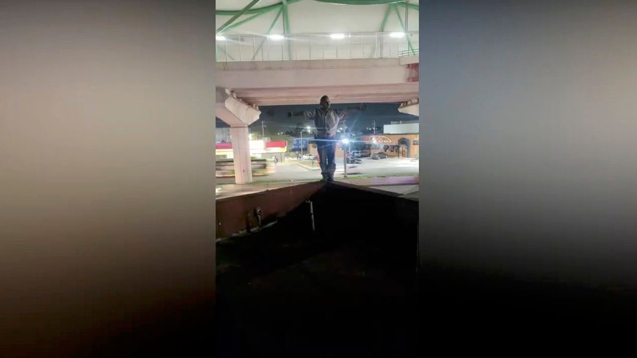 Amenaza con lanzarse desde azotea de tienda de conveniencia