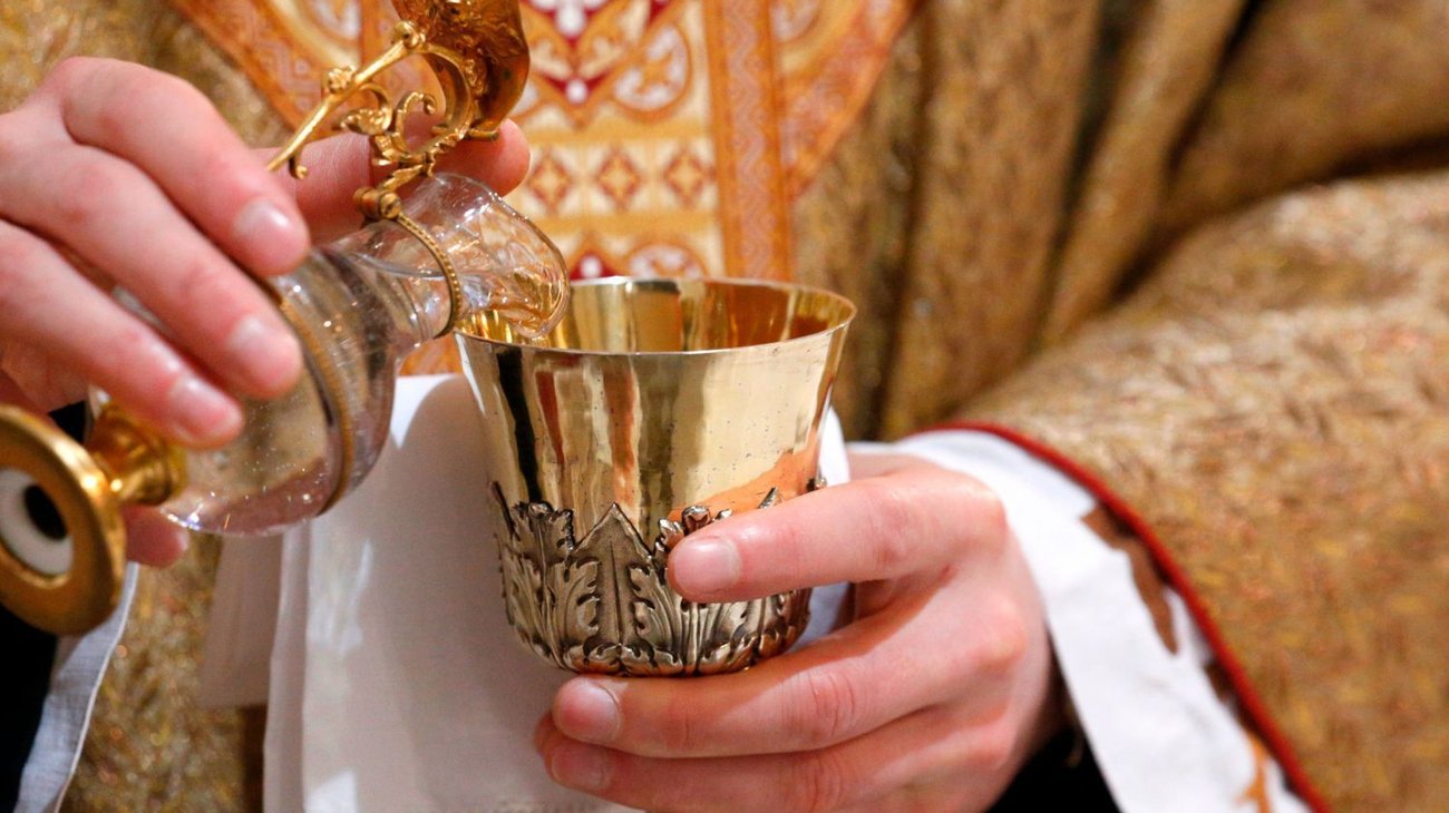 Intentan envenenar a sacerdote con el vino de misa en Italia