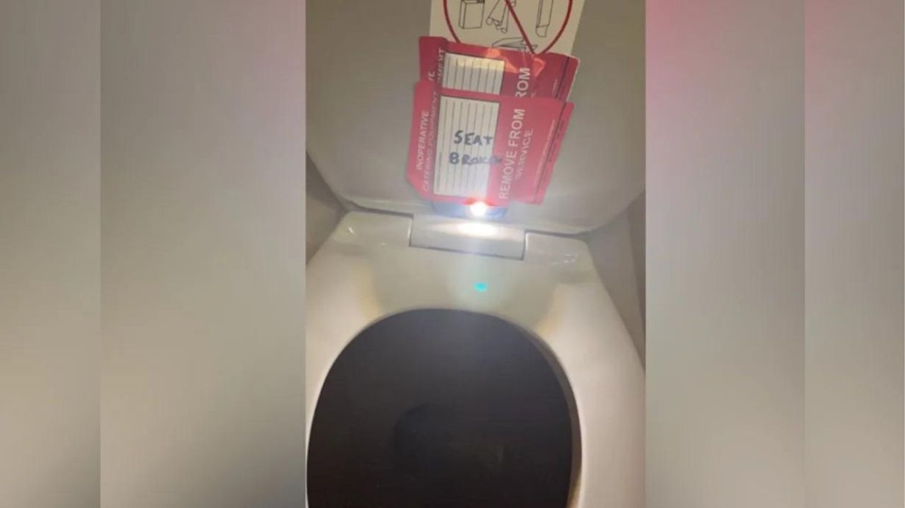 Intentan grabar a niña con iPhone en baño de un avión