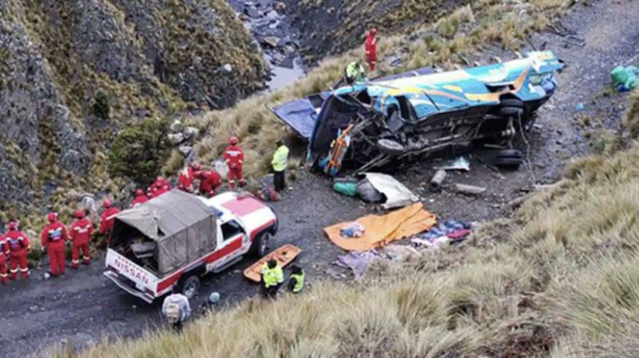 Accidente en carretera de Bolivia deja 16 fallecidos y 32 heridos