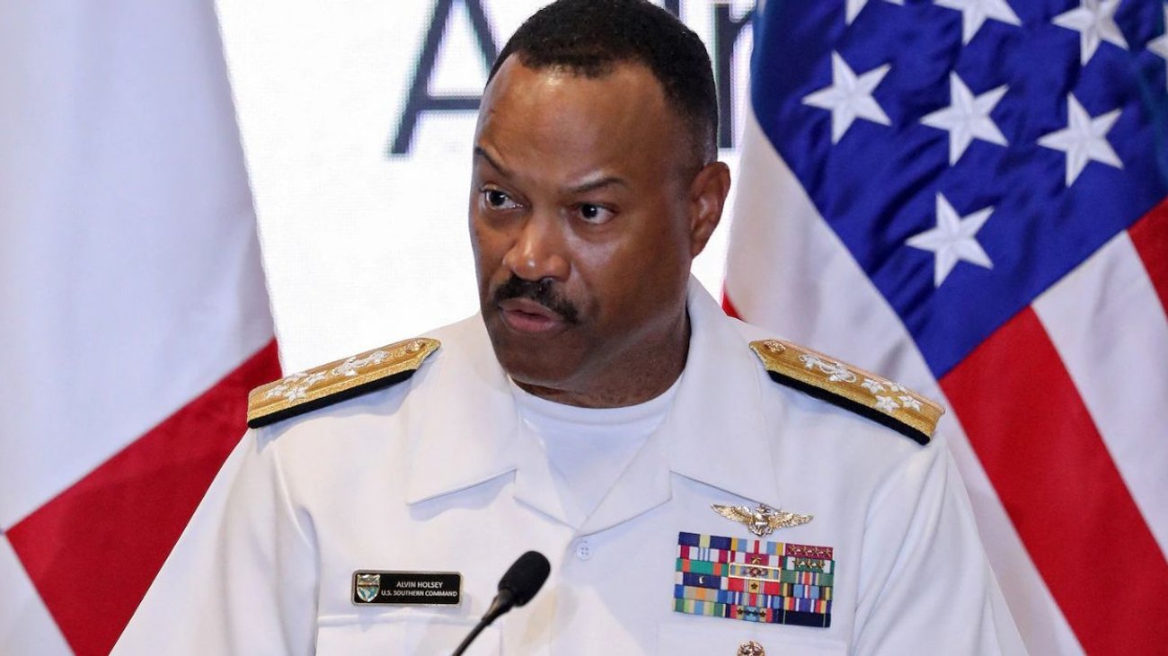 Renuncia almirante de EUA en medio de operación en el Caribe