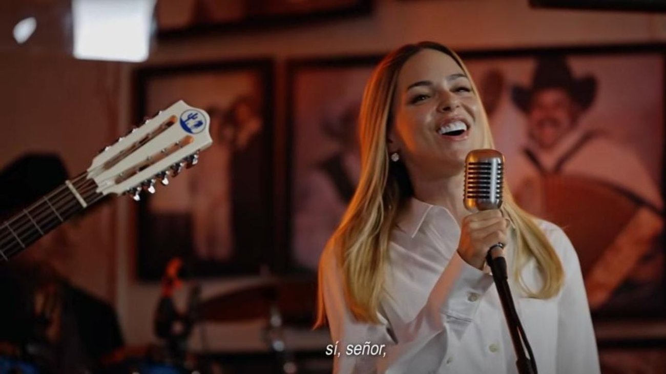 Interpreta Mariana Rodríguez el corrido de Monterrey