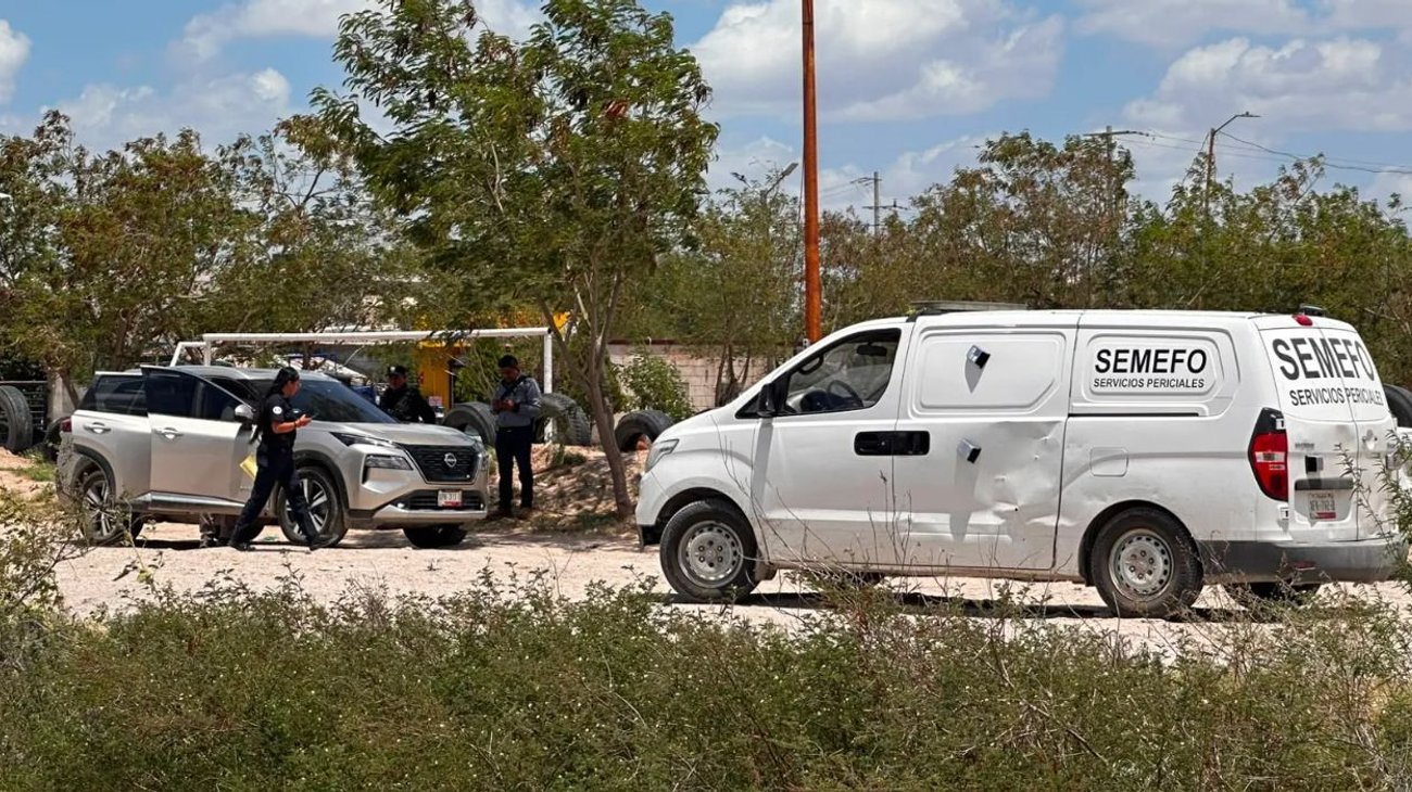 Indagan posible homicidio tras hallar cuerpo dentro de camioneta