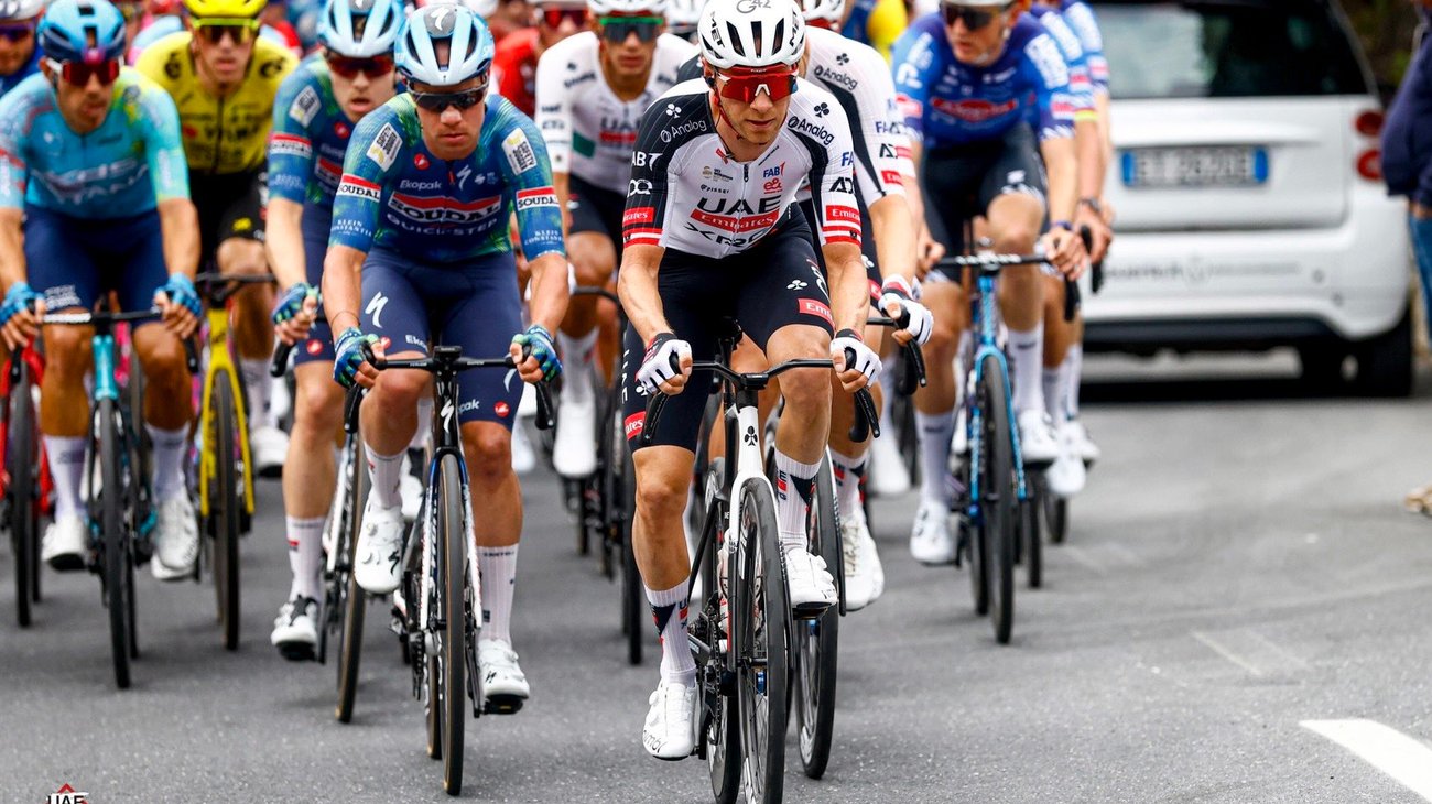 Isaac del Toro abandona la Itzulia tras fuerte caída