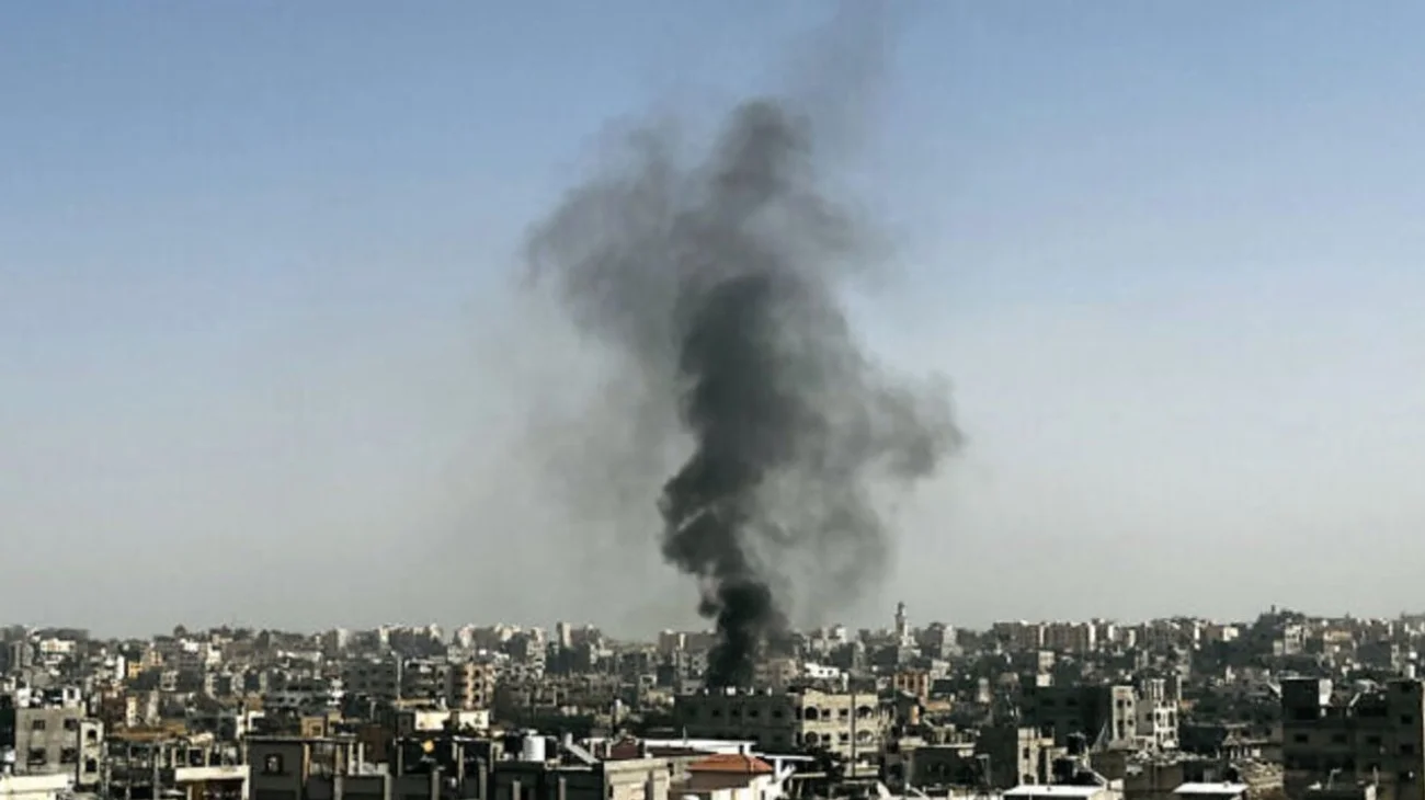  Israel bombardea 'zona humanitaria' de Jan Yunis en Gaza
