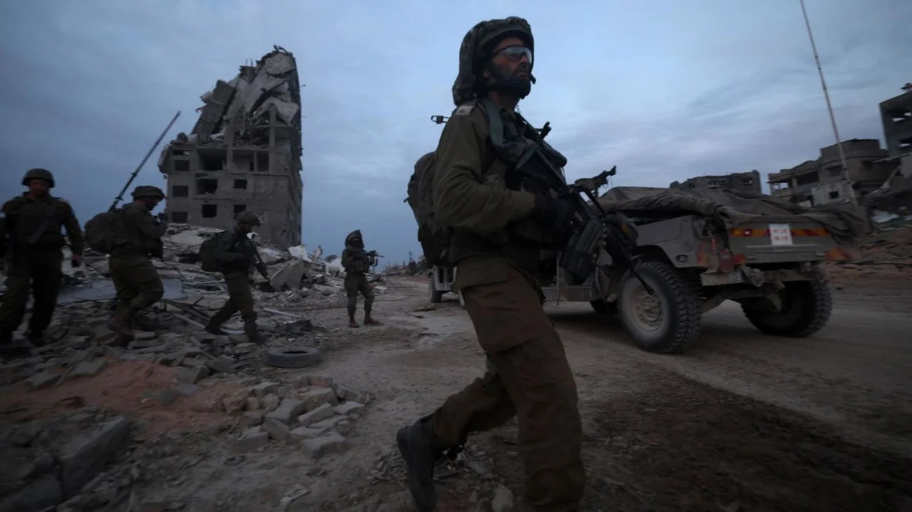 Israel arresta a director de hospital en Gaza; ataca el enclave