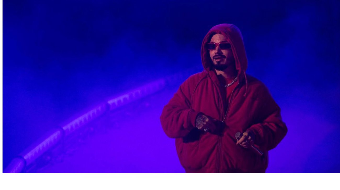 J Balvin es nombrado icono latino de la moda del año