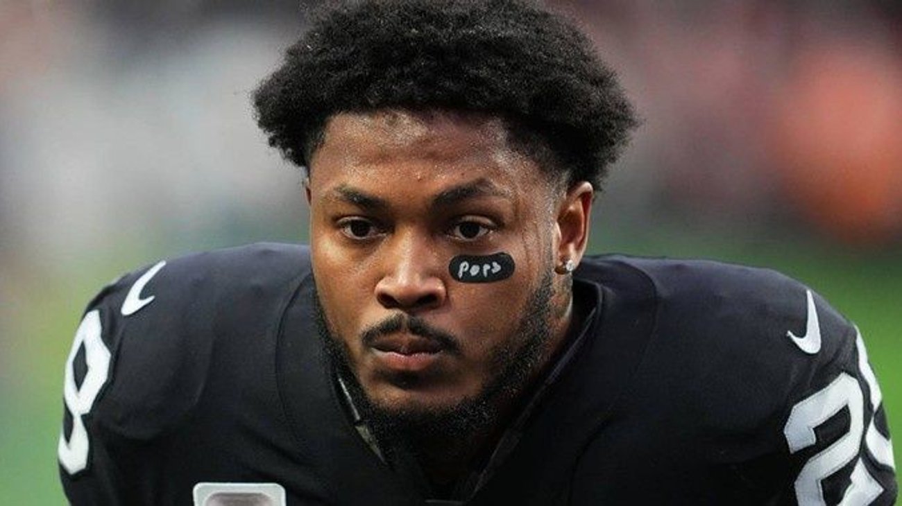 Jacobs gana pulso y extiende contrato con Raiders por un año