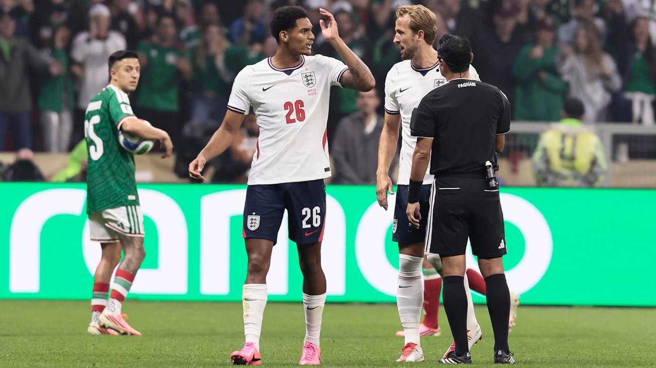 Sancionan a Jarell Quansah con dos partidos por roja ante México