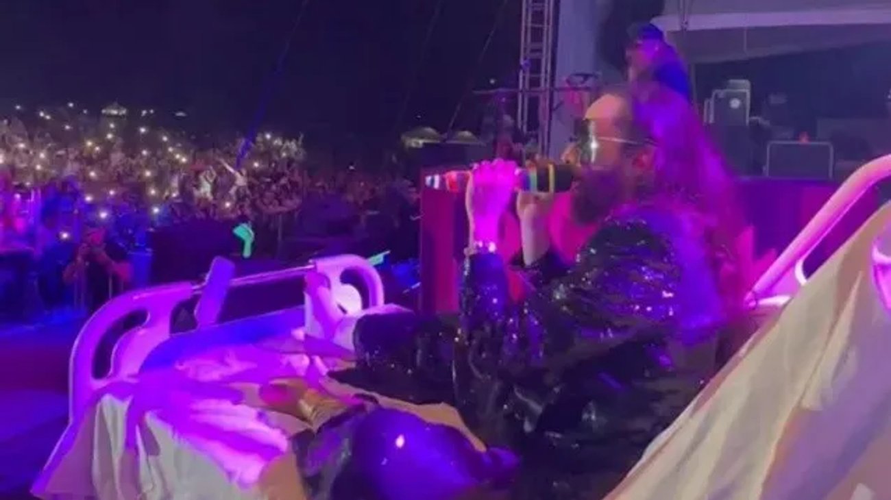 Jay de la Cueva da concierto en camilla de hospital