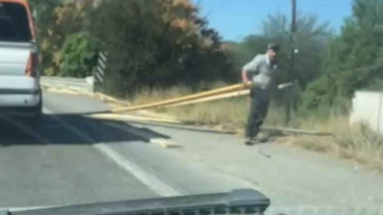 Rapiñan madera tras choque de accidente en Montemorelos