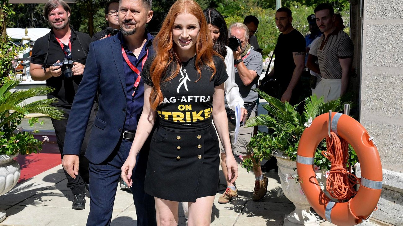Jessica Chastain apoya la huelga de actores en Venecia
