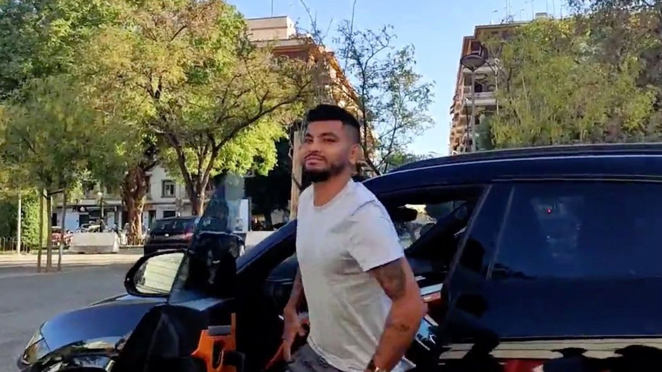 Acuerdan Sevilla y Rayados traspaso del 'Tecatito' Corona