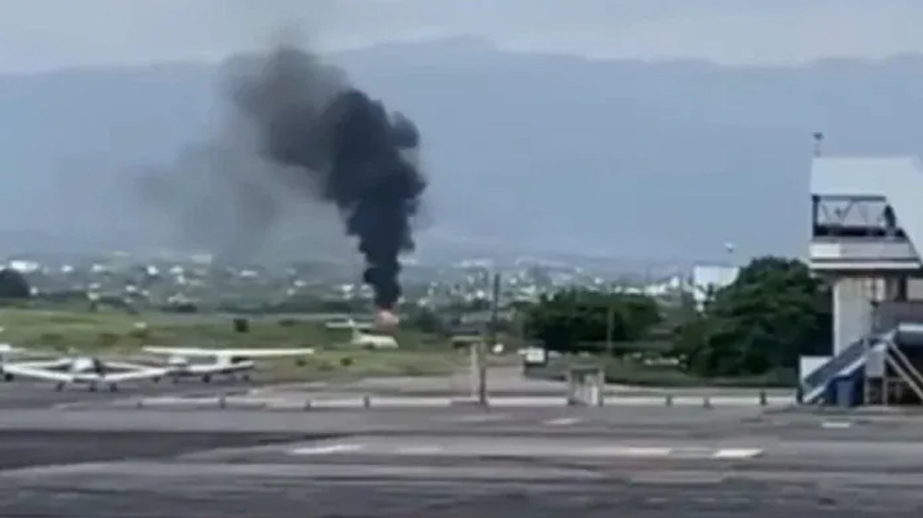 Se incendia avioneta al aterrizar en Cuernavaca