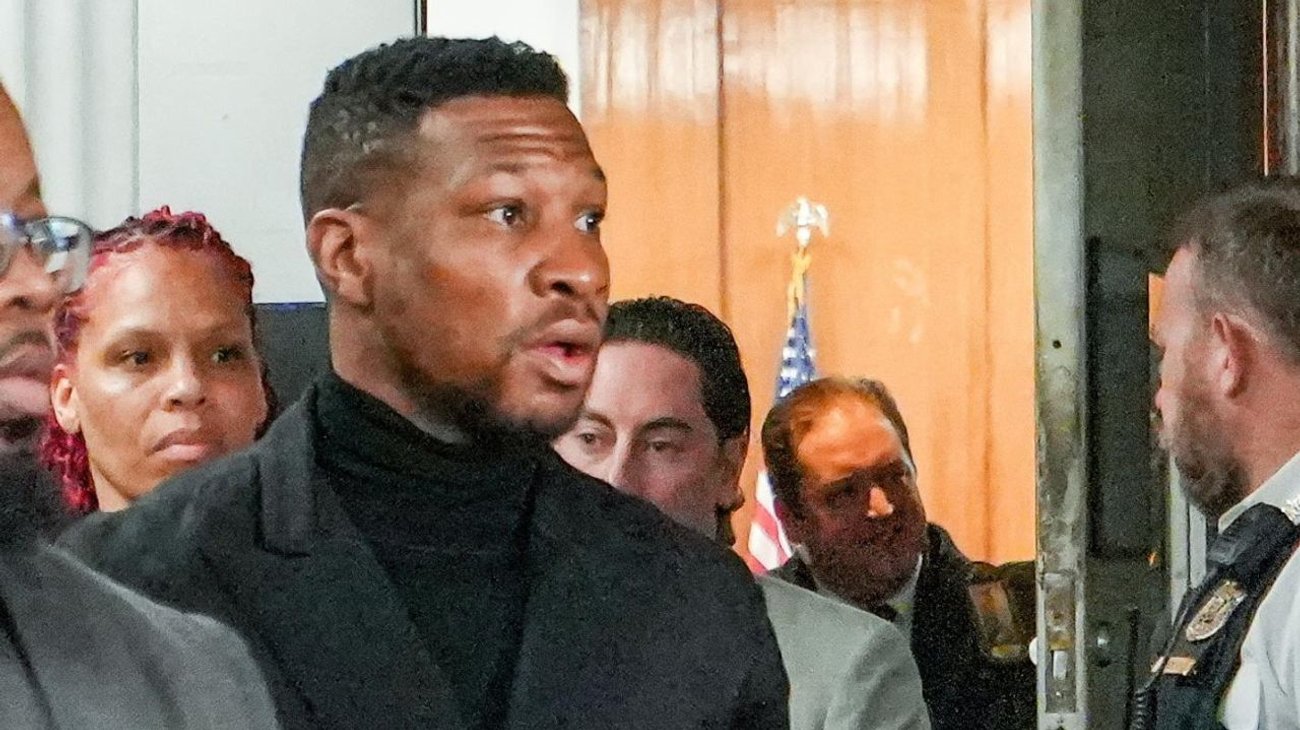 Sentencian a Jonathan Majors a libertad condicional