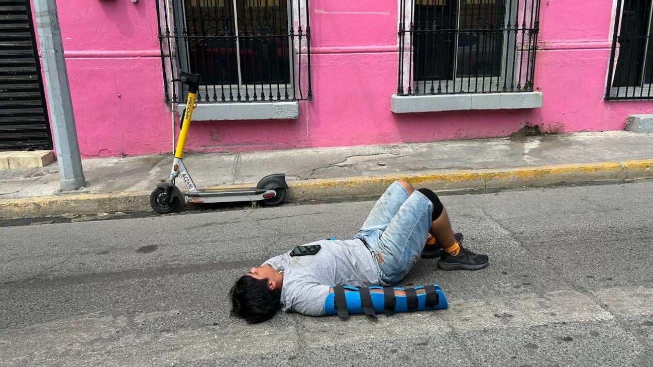 Joven derrapa 10 metros sobre scooter en el centro de Monterrey
