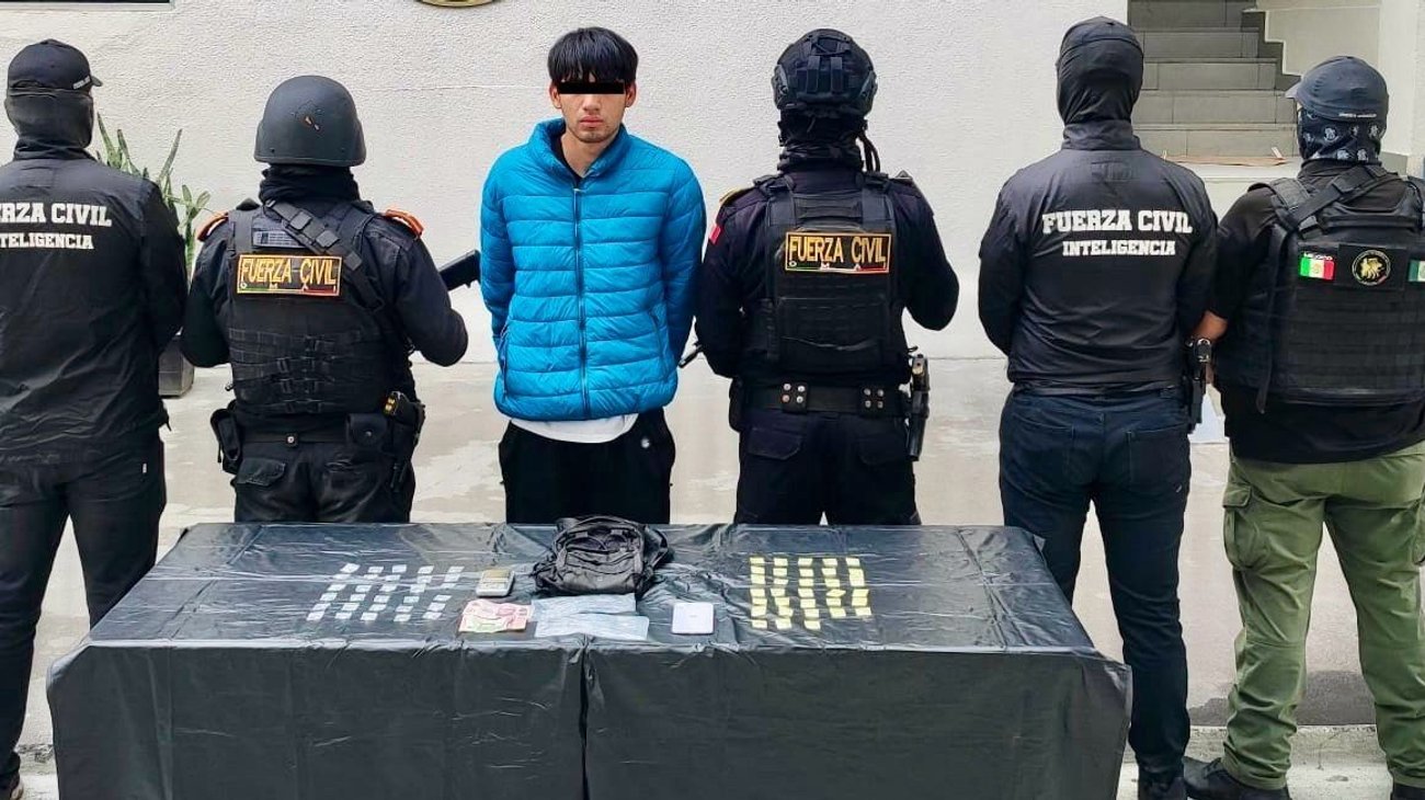Detienen a joven con presuntas drogas en Escobedo