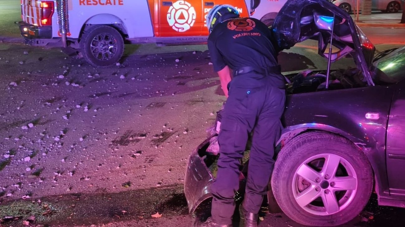 Joven impacta su coche contra un poste sobre av. Revolución