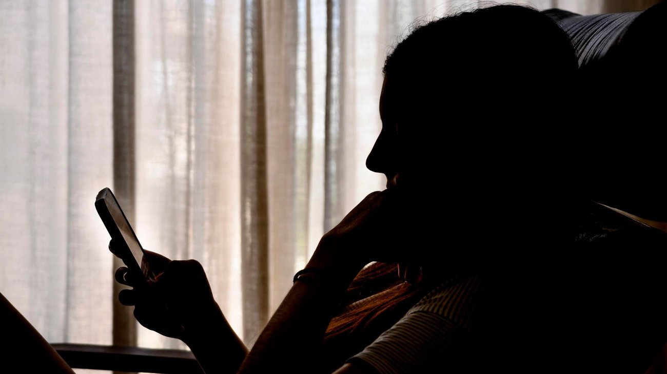 Reino Unido limitará redes sociales a jóvenes por las noches