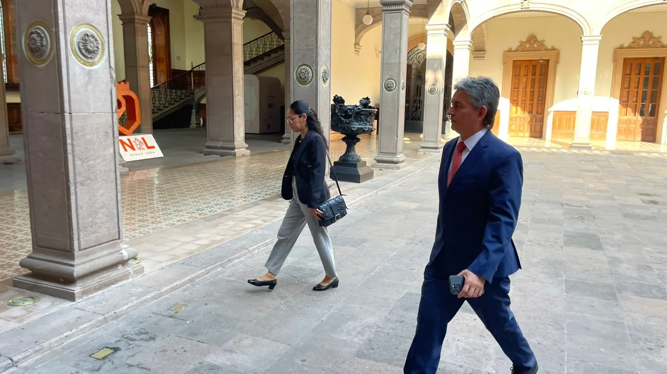Arriban a Palacio funcionarios por cambios en Gabinete